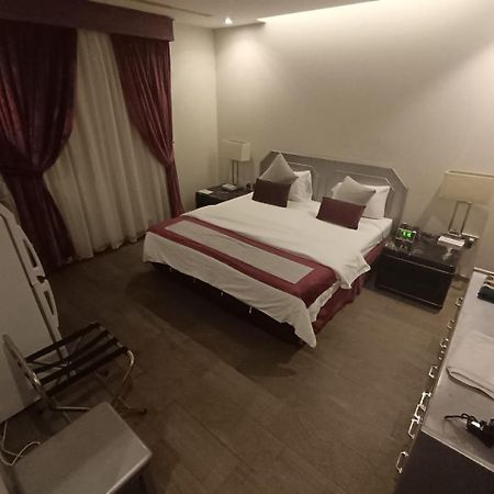 Sixty Three Hotel Suites Эр-Рияд Экстерьер фото